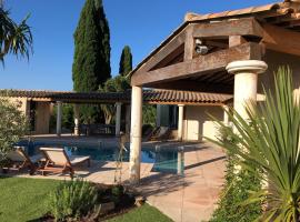 VILLA 4* avec PISCINE dans le bas du village de BORMES les MIMOSAS，位于博尔马斯·莱斯·米默萨斯的酒店