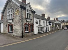 The White Lion Hotel，位于布里真德的带停车场的酒店