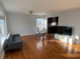 NYC Adjacent Comfy 9 Guest Home，位于Passaic的酒店