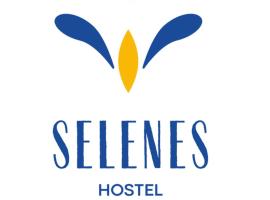 Selenes Hostel，位于El Sargento的带泳池的酒店