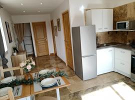 Appartement lumineux au cœur de la garrigue，位于圣纳泽尔的带停车场的酒店