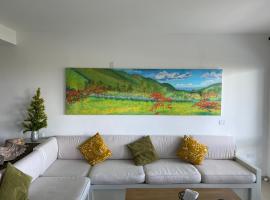 Stunning 2 brm designer View condo in Maho，位于Lowlands的酒店