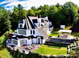 Adams Hill House Retreat - Artist-Architect's Estate, Newfane Vermont，位于Newfane的带泳池的酒店