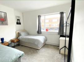 4 bedroom property which sleeps 8 very close to the Harry Potter studio and Watford junction，位于利夫斯登格林的公寓