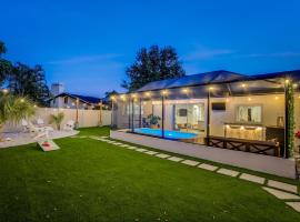 Cozy Clearwater Getaway Beach, Spa, and Luxury，位于克利尔沃特的酒店