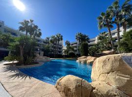 La Calma - one bedroom apartment by the pool in Playa Flamenca，位于奥里韦拉海滩的酒店