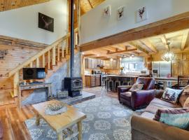 Peaceful Garden Valley Cabin with Private Deck!，位于Crouch的酒店