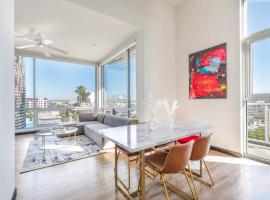 2BR WeHo Penthouse Topfloor，位于伯班克的酒店