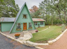 A-Frame Cottage with Deck about 5 Mi to Lake Bastrop!，位于巴斯特罗普的酒店