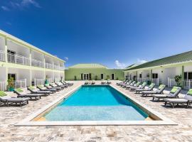 Ocean Breeze Resort，位于Whitby的酒店