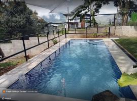 Mt Apo View Creekside Whole house with Pool by Creek Cowboys Cottage，位于Digos的酒店