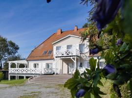Ruhig und idyllische Lage, strandnah, gratis Nutzung vom AHOI Erlebnisbad und Sauna in Sellin - Gutshaus Silvitz FeWo 01，位于卑尔根的酒店