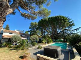 VILLA & SPA-SAUNA-PISCINE-MASSAGES du "Nirvâna Vivant"，位于Biars-sur-Cère的酒店