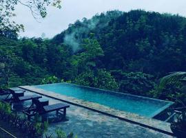 Jansen’s Bungalow Sinharaja Rainforest Retreat，位于Kudawe的带停车场的酒店