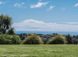 Matapouri & Tutukaka Spectacular Coastal Views- Aroha Luxury Guest Suite，位于图图卡卡的山林小屋