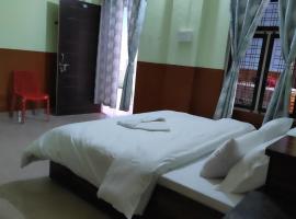 Hotel Bluemoon Kakor，位于Auraiya的酒店