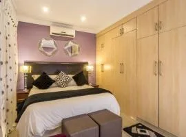 Room in Guest room - Ezulwini Guest House - Queen Room with Balcony for 2 guests in Ballito