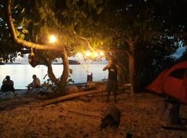 Boat & Camping Tour 17 Island Riung，位于Riung的酒店