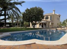 Villa Iluminada con piscina y barbacoa cerca Playa，位于埃尔切的酒店