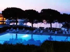 Signora Ruth - Aprilia Residence