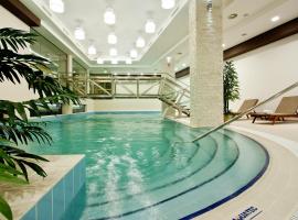 Earth & People Hotel & SPA - Free Parking & Swimming Pool，位于索非亚的酒店