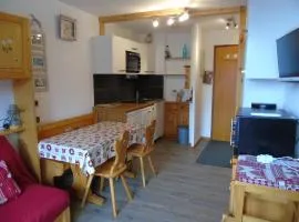 Studio cosy avec cabine, balcon, proche télécabine, commerces et écoles de ski à Valfréjus - FR-1-561-8