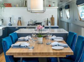 Luxurious houseboat near Canary Wharf in London，位于伦敦的船屋