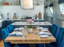 Luxurious houseboat near Canary Wharf in London
