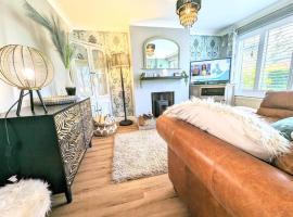 Spacious lovely 3 Bed House in Keyworth Nottingham suit CONTRACTORS OR FAMILY，位于Keyworth的低价酒店