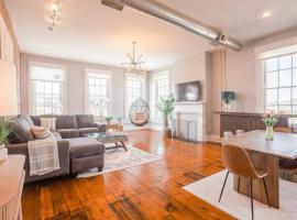 Relaxing, Boho Chic 2B 2Bath Downtown City View Condo，位于辛辛那提的酒店