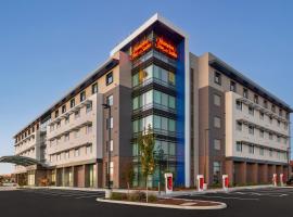 Hampton Inn & Suites San Mateo-San Francisco Airport，位于圣马特奥市圣马特奥活动中心附近的酒店