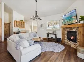 Agate Bay Gem by Tahoe Getaways - Charming Getaway with Cozy Fireplace Near Hiking and Biking Trails