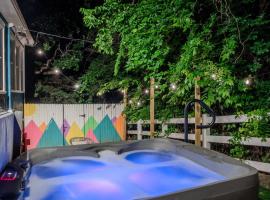 The Bluebird Cottage Style Cabin with Hot Tub near Turner Falls and Casinos，位于Davis的酒店