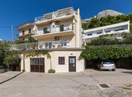 Apartments with a parking space Marusici, Omis - 1131，位于麦米科的酒店