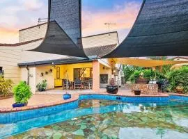 Tranquil Townhouse: HUGE Pool & Golf Course views