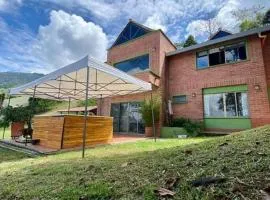 Gran casa envigado jacuzzi, sauna y mirador