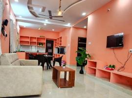 RUSHITHA HOME STAY-AC Rooms-FREE WIFI-FLAT TV- KITCHEN-DOOR SERVICE-NEAR TO ALIPIRI，位于蒂鲁帕蒂的酒店