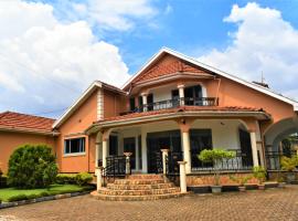 Beautiful home opposite Speke Resort Munyonyo near Lake Victoria，位于坎帕拉的乡村别墅