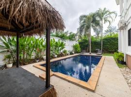 Private pool villa close to beach，位于卡马拉海滩的酒店