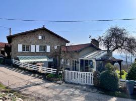 Grande maison en pierre à la campagne, belle vue，位于Aurec-sur-Loire的酒店