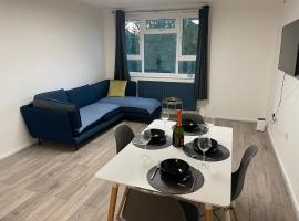 Modern big 2 bedroom in Northolt with terrace parking，位于Northolt的公寓