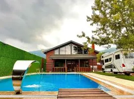 sapancafamilyresort Isıtmalı jakuzili havuzu ile Ahşap aile villası