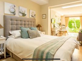 Guest suite - Leafy Constantia Guest House，位于开普敦Klein Constantia Wine Estate附近的酒店