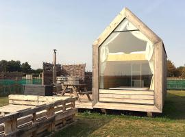 Lushna 3 Petite at Lee Wick Farm Cottages & Glamping，位于滨海克拉克顿的酒店