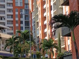 Apartamento Vacacional Familiar en Girardot, piscinas, Jacuzis, parqueadero privado，位于吉拉尔多特的酒店