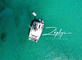 Zephyr Catamaran, your private cruise，位于格兰德凯斯的酒店