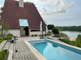Dům nad přehradou s bazénem，位于Lazinov的家庭/亲子酒店