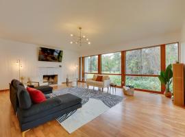 Modern Wilmington Home with Deck and Hot Tub!，位于威尔明顿的酒店