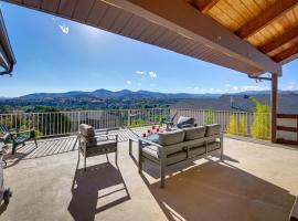 Prescott Vacation Rental with Deck and Mountain Views，位于普雷斯科特的别墅