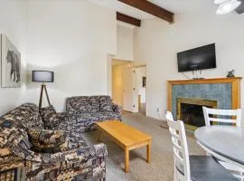 Cedarbrook Deluxe Two Bedroom Suite with outdoor heated pool 10304